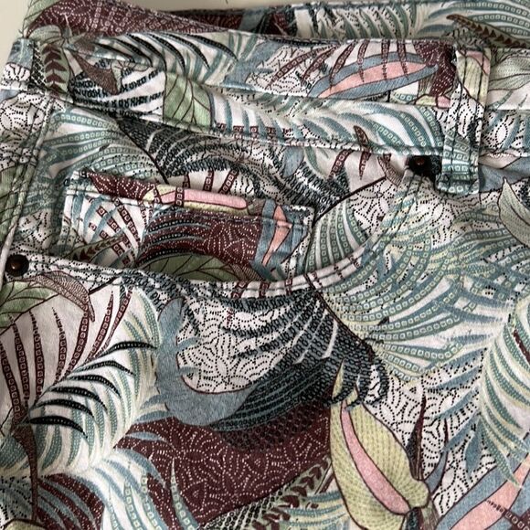 Royalty for Me Collection Floral Cuff Cotton Blend Shorts Women's Size 18 NWT - Picture 10 of 15